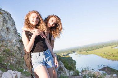 Sınırları olmayan bir dünya. İki turist kız turist, doğal ormanı görmek için seyahat etmekten mutluluk duyar. Baharda tatillerde doğanın güzelliğini görmek için seyahat etmek. Seyahat kavramı.