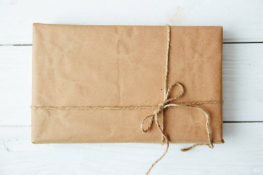 İp kahverengi bir geri dönüşümlü kağıda bağlanmış.