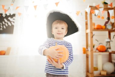 Korsan kostümlü çocuk Cadılar Bayramı 'nı evde kutluyor..