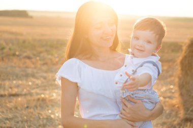 Mutlu anne ve küçük oğlu tarlada. Oğlum kamerayı parmağınla göster..