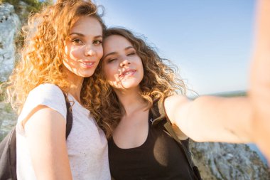 Sınırları olmayan bir dünya. Dağlarda iki kızın çarpıcı yolculuğu. İki çekici genç kız birlikte seyahat eder, telefonda gökyüzüne karşı selfie çekerler ve güneşin altında dağlarda manzara seyrederler.