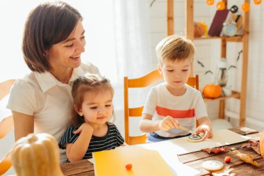 Cadılar Bayramı Fenerlerini Mutlu Cadılar Bayramı Konsepti Yapan Anneler ve Çocuklar .