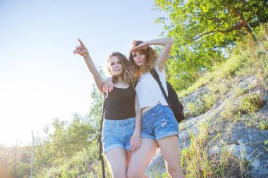 Sınırları olmayan bir dünya. İki güzel, güçlü ve bağımsız bayan sporcu kız arkadaş yürüyüş sırasında dağın zirvesine çıkıyor. Kendine güven ve rekabet ruhu kavramı