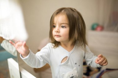 Yatmadan önce pijamalı küçük kız.