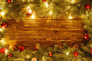 Noel ağacı, mücevher ve açık renk çelenk ile sınır çizimi Noel arkaplanı, köknar dalları, peri ışıkları ve kahverengi ahşap üzerine noel süslemeleri