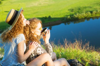 Sınırları olmayan bir dünya. Dağlarda iki kızın çarpıcı yolculuğu. Gezgin genç çift yaz dağlarında gün batımında dinleniyor ve doğanın tadını çıkarıyor..