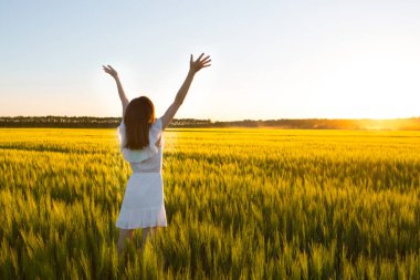 Keyif. Doğanın tadını çıkaran özgür mutlu kadın. Beauty Girl Outdoor. Özgürlük kavramı. Güneşin Üzerinde Güzellik Kızı