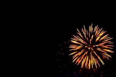 Yeni yıl için güzel havai fişekler, Bağımsızlık Günü ya da diğer tatiller karanlık bir gökyüzünün arka planına karşı.