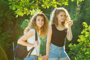 Sınırları olmayan bir dünya. Dağlarda iki kızın çarpıcı yolculuğu. Dağdaki yeşil bir ormanda iki kız turist..