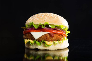 Lezzetli fast food. Tahtadaki hamburger.