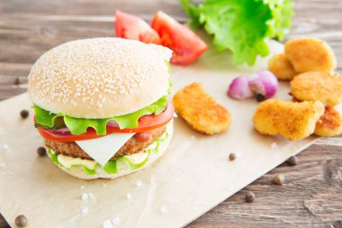 Lezzetli fast food. Ev yapımı hamburger. Büyük. Ev yapımı, peynirli ve sebzeli sığır burger..