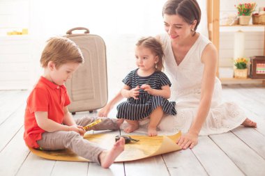 Yeni maceralara ve keşiflere atılmak. Mutlu aile yolculuk için hazırlanıyor. Anne, kız ve oğul..