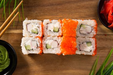 Siyah arka planda wasabi ve zencefilli suşi ruloları. Japon Doğu mutfağı.