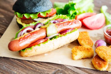 Lezzetli fast food. Fast food - Sosisli ve hamburger