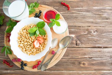 Sağlıklı kahvaltı. Böğürtlen ve ballı yulaf ezmesi. Sağlıklı lezzetli müsli kahvaltısı. Çilek, ahududu, siyah frenk üzümü ve kırmızı frenk üzümü.. .