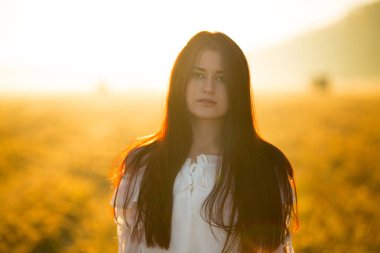 Yaz harika bir rüya zamanıdır. Gelinlik giymiş gelin gün batımında bir tarlada yola çıkıyor..