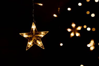 Tahta arka planda Noel ağacı