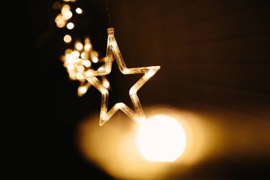 Tahta arka planda Noel ağacı