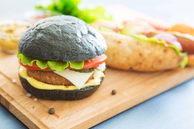 Lezzetli fast food. Büyük sulu lezzetli bir hamburger. Hamburger. Tahta masada nefis ev yapımı hamburger. Klasik fotoğraf işleme