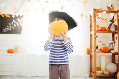 Korsan kostümlü çocuk Cadılar Bayramı 'nı evde kutluyor..