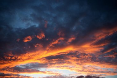 Gün batımında ya da şafakta güneşli bulutlarla çarpıcı güzel bir gökyüzü. Güzel gökyüzü.