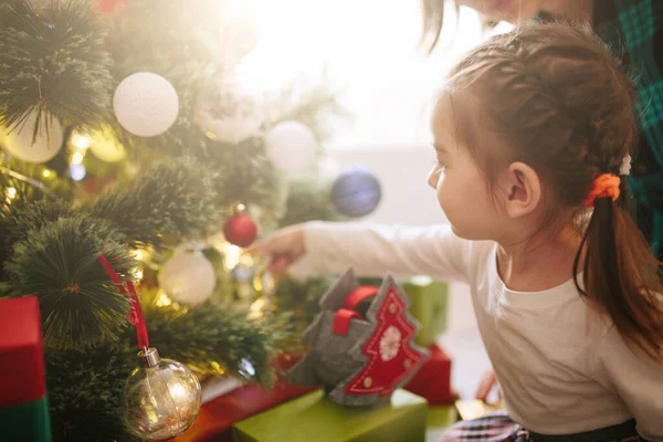 Feliz Familia Mamá Hijo Hija Una Mañana Soleada Invierno Navidad —  Fotos de Stock