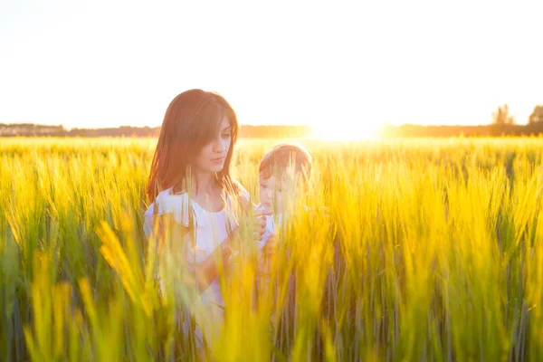 Schöne Frau Mit Baby Einem Weizenfeld — Stockfoto