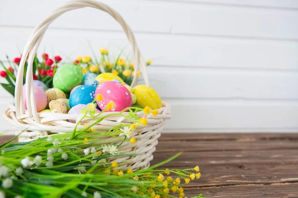 Oeufs Pâques Colorés Dans Panier Fleurs Printemps Sur Fond Bois — Photo