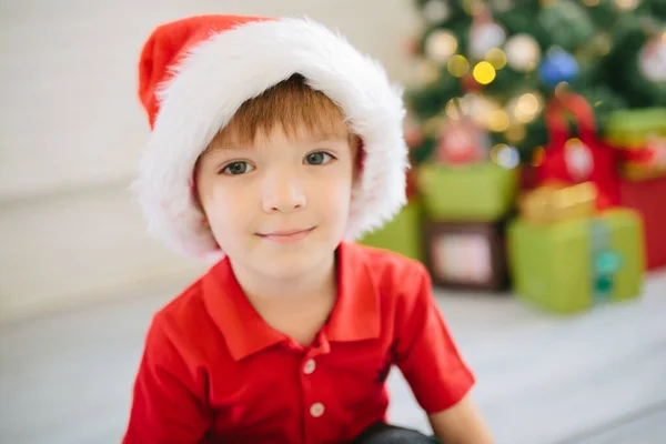 Retrato Niño Lindo Con Ojos Azules Sombrero Papá Noel Una —  Fotos de Stock