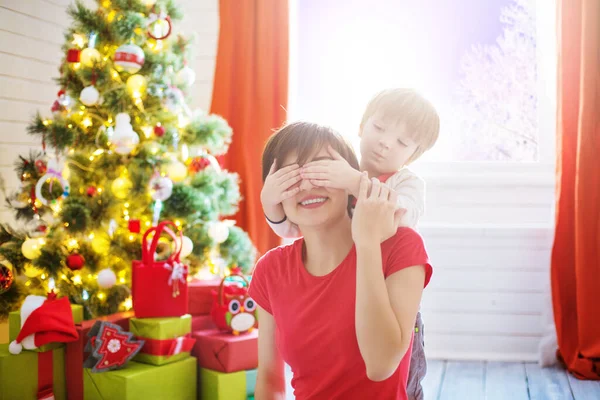 Oğlu Hame Deki Noel Ağacının Üzerinden Annesini Kesiyor Noel Festivali — Stok fotoğraf