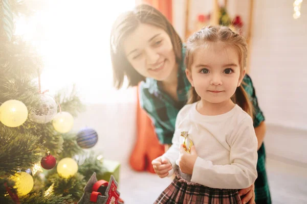 Feliz Familia Mamá Hija Una Mañana Soleada Invierno Navidad Una —  Fotos de Stock