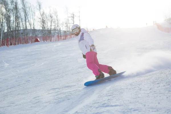 Kışın Dağlarda Kar Kayağı Yapan Güzel Bir Kız Kış Sporu — Stok fotoğraf