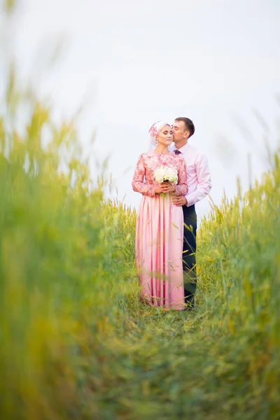 Belo Casal Acabou Casar Campo Trigo Casamento Muçulmano — Fotografia de Stock