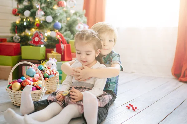 Niño Niña Feliz Una Mañana Soleada Invierno Navidad Una Sala —  Fotos de Stock