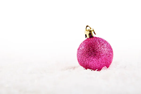 Roze Kerstbal Sneeuw Witte Achtergrond — Stockfoto