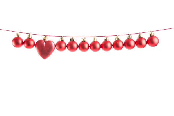 Linea Palline Rosse Natale Una Pallina Natale Forma Cuore Sfondo — Foto Stock