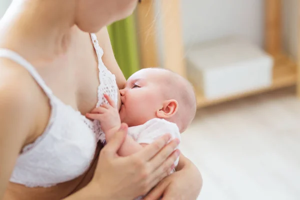 妈妈给她的小男孩喂奶 妈妈给孩子喂奶和喂奶婴儿的特写 — 图库照片