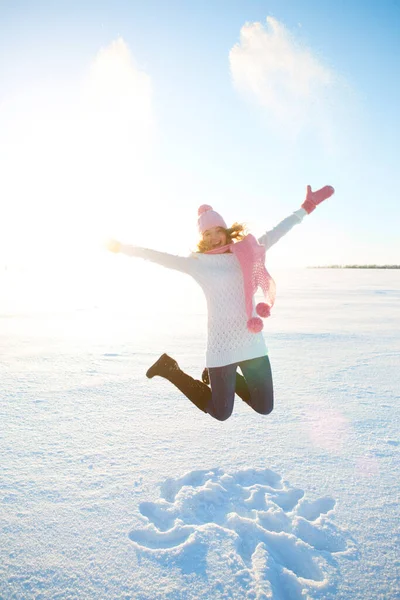 Femme Hiver Sauter Dans Neige Météo Ensoleillée Française Plan Extérieur — Photo