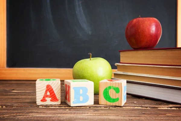 Böcker Äpplen Och Kuber Med Bokstäverna Abc Ett Träbord Mot — Stockfoto