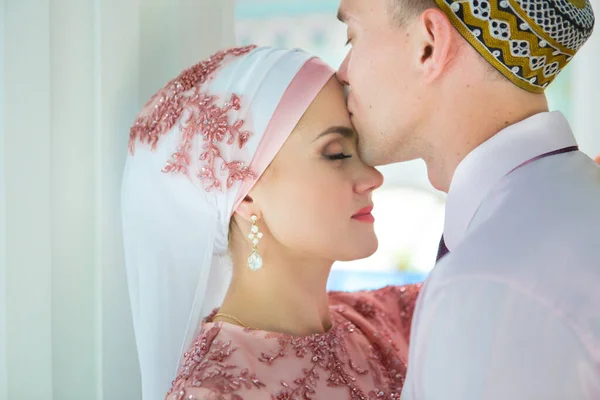 Islamitisch Koppel Een Moskee Een Huwelijksceremonie Moslim Huwelijk — Stockfoto