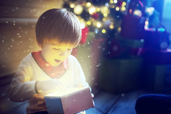 Niño Sorprendido Abriendo Mirando Dentro Regalo Mágico Sobre Árbol Navidad —  Fotos de Stock