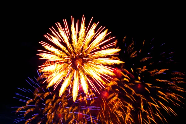 Gyönyörű Tűzijáték Szilveszter Függetlenség Napja Vagy Más Ünnep Hátterében Sötét — Stock Fotó