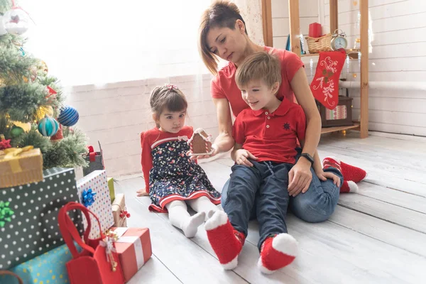 Aile Açılışı Birlikte Evde Noel Hediyeleri — Stok fotoğraf