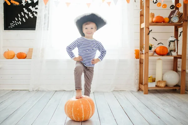 Korsan kostümlü çocuk Cadılar Bayramı 'nı evde kutluyor..