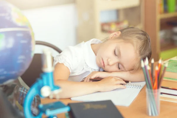 Kleines Mädchen Schläft Auf Einem Schreibtisch Klassenzimmer — Stockfoto