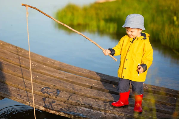 Pequeño Niño Captura Pez Desde Muelle Madera — Foto de Stock