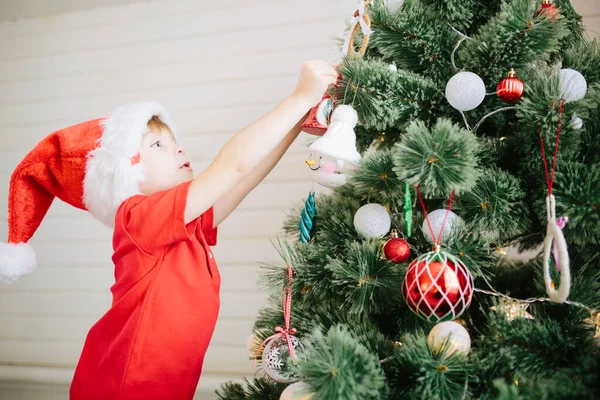 Beş Yaşlarında Noel Baba Şapkalı Noel Ağacını Süsleyen Mavi Gözlü — Stok fotoğraf