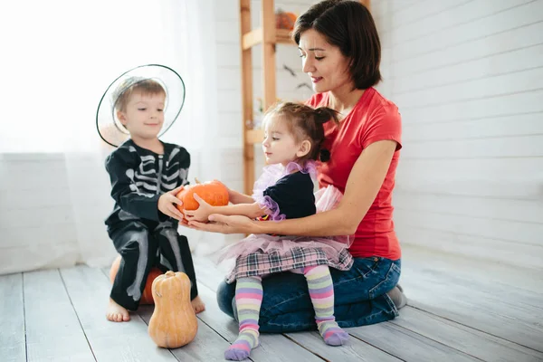 Happy Family Mother Children Prepare Halloween Decorate Home — Stock Photo, Image
