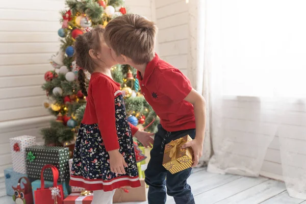 Chico Regalo Navidad Una Chica Una Habitación Luminosa Soleada Hay —  Fotos de Stock