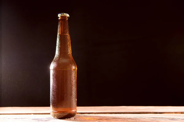 Garrafa Cerveja Mesa Madeira Fundo Preto — Fotografia de Stock